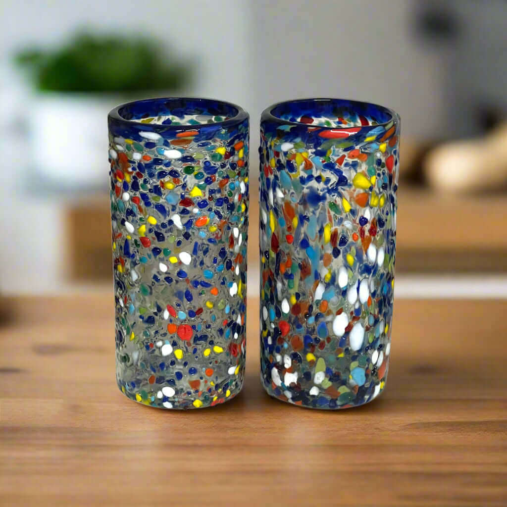 Blau umrandetes Konfetti-Kieselglas | Mundgeblasenes mexikanisches Glas
