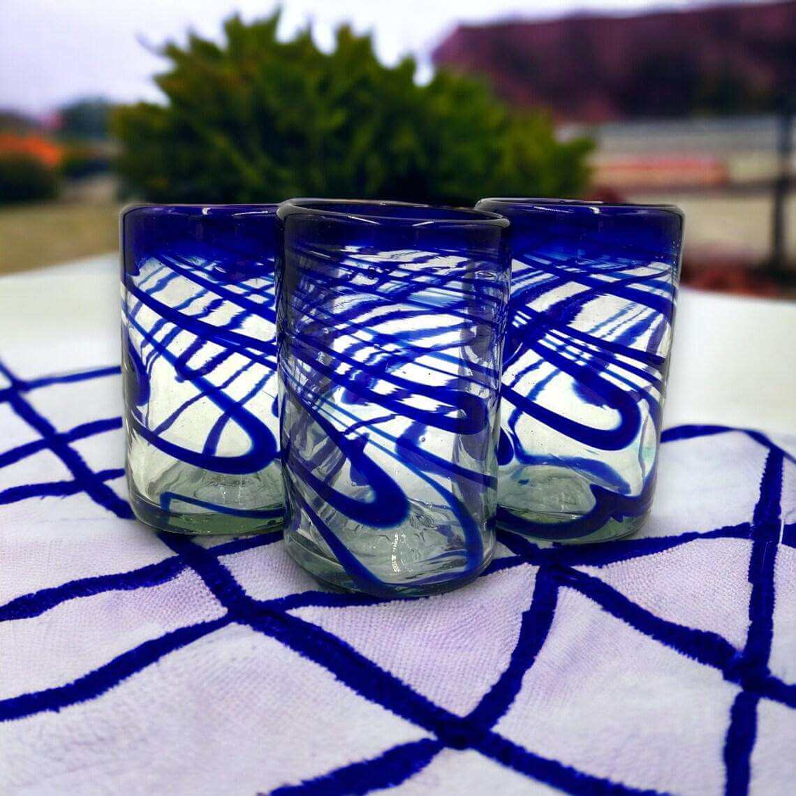 Mundgeblasenes mexikanisches Trinkglas | blaues Wirbeldesign