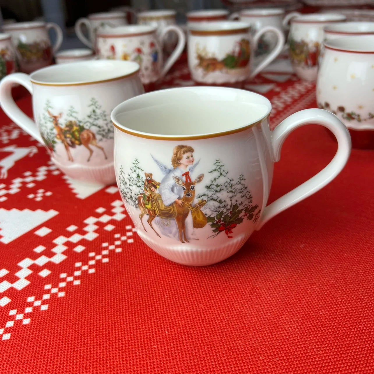 DecorBites™ Weihnachtsgeschirr-Set: Teller, Tablett, Tassen, Schalen und Schüsseln