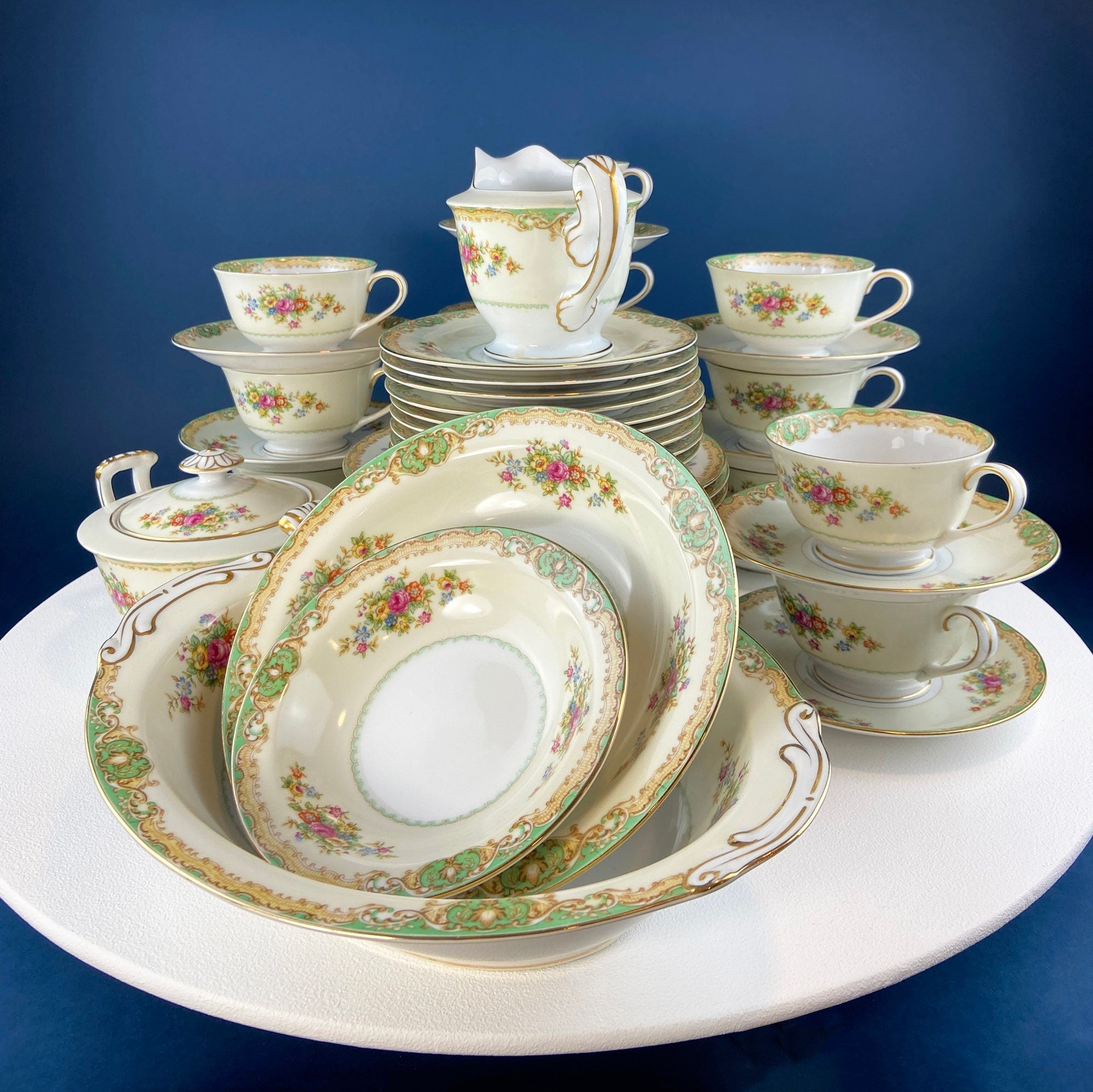 Mikado Fine China Geschirrset: Grünes florales Cottagecore-Geschirr