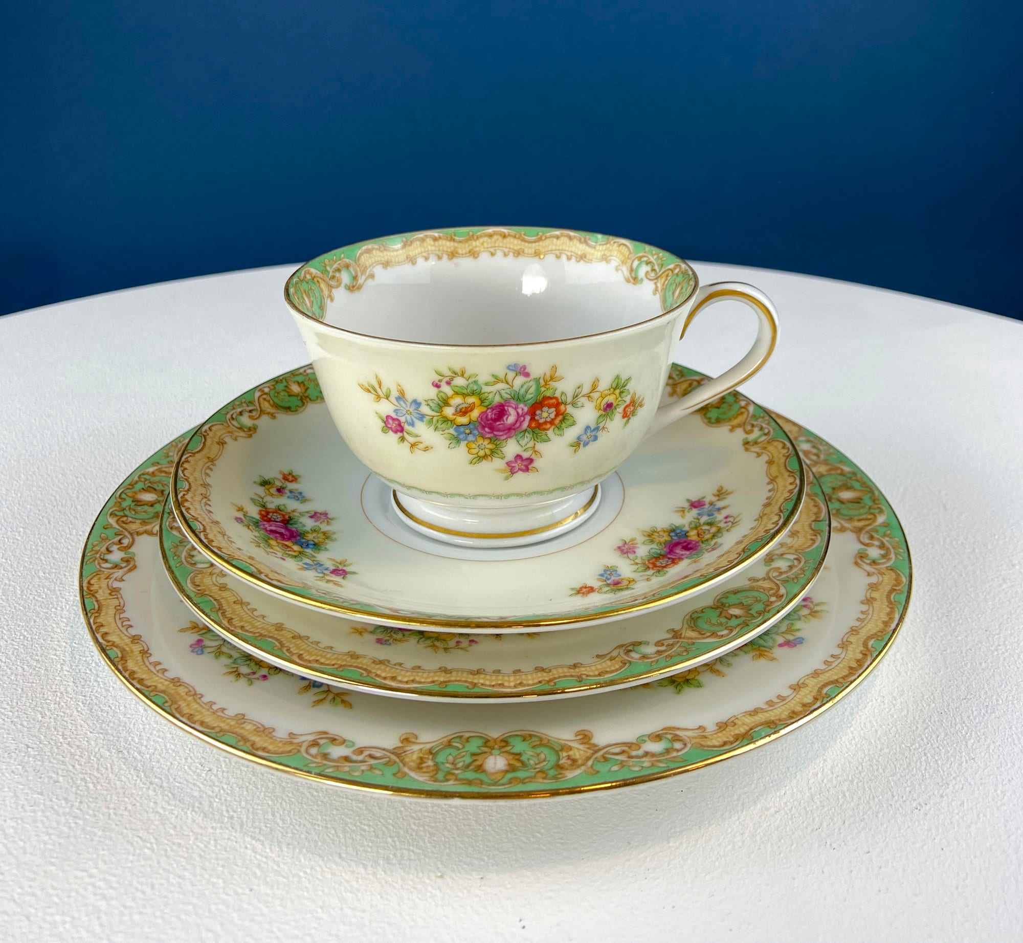 Mikado Fine China Geschirrset: Grünes florales Cottagecore-Geschirr