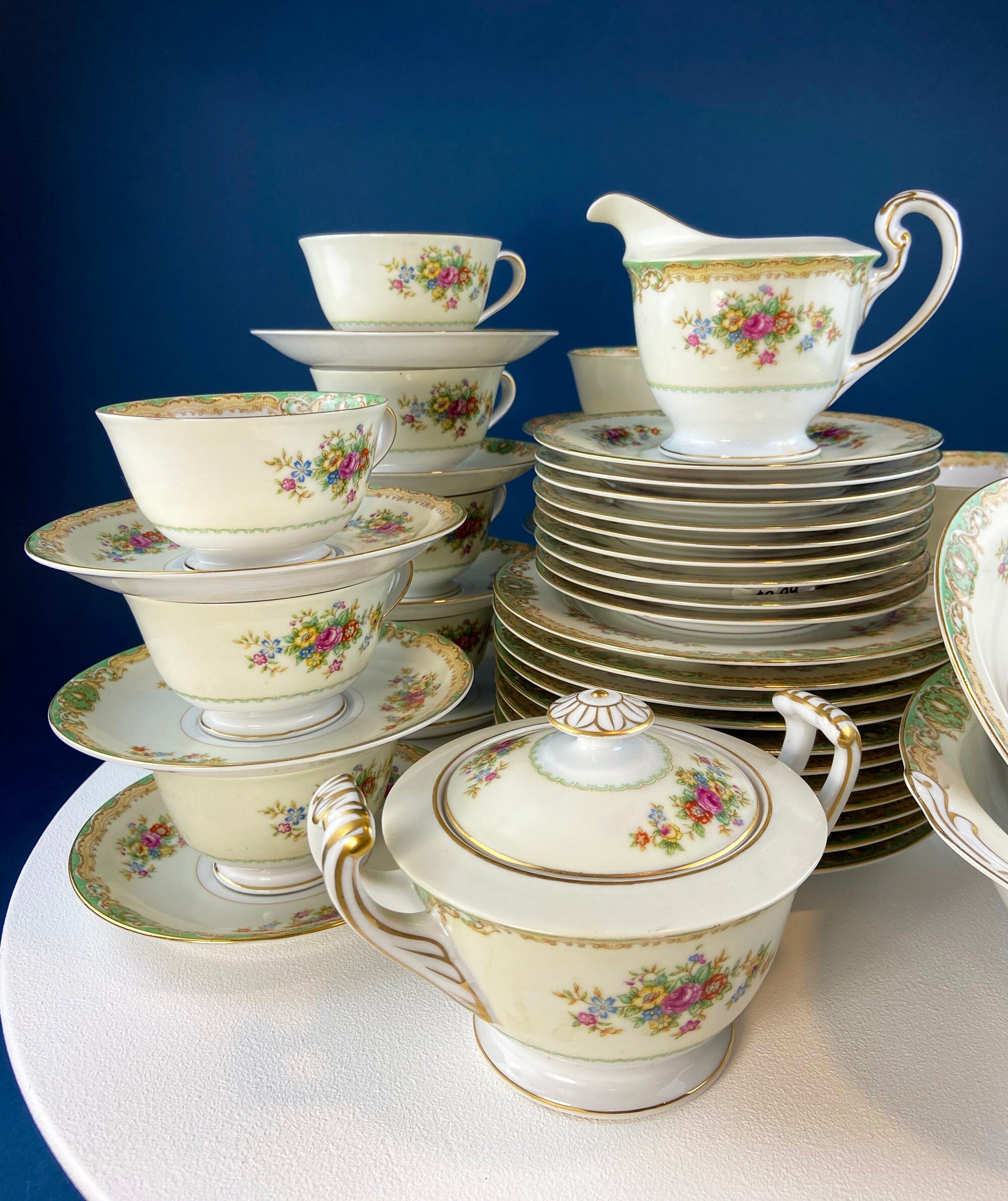 Mikado Fine China Geschirrset: Grünes florales Cottagecore-Geschirr