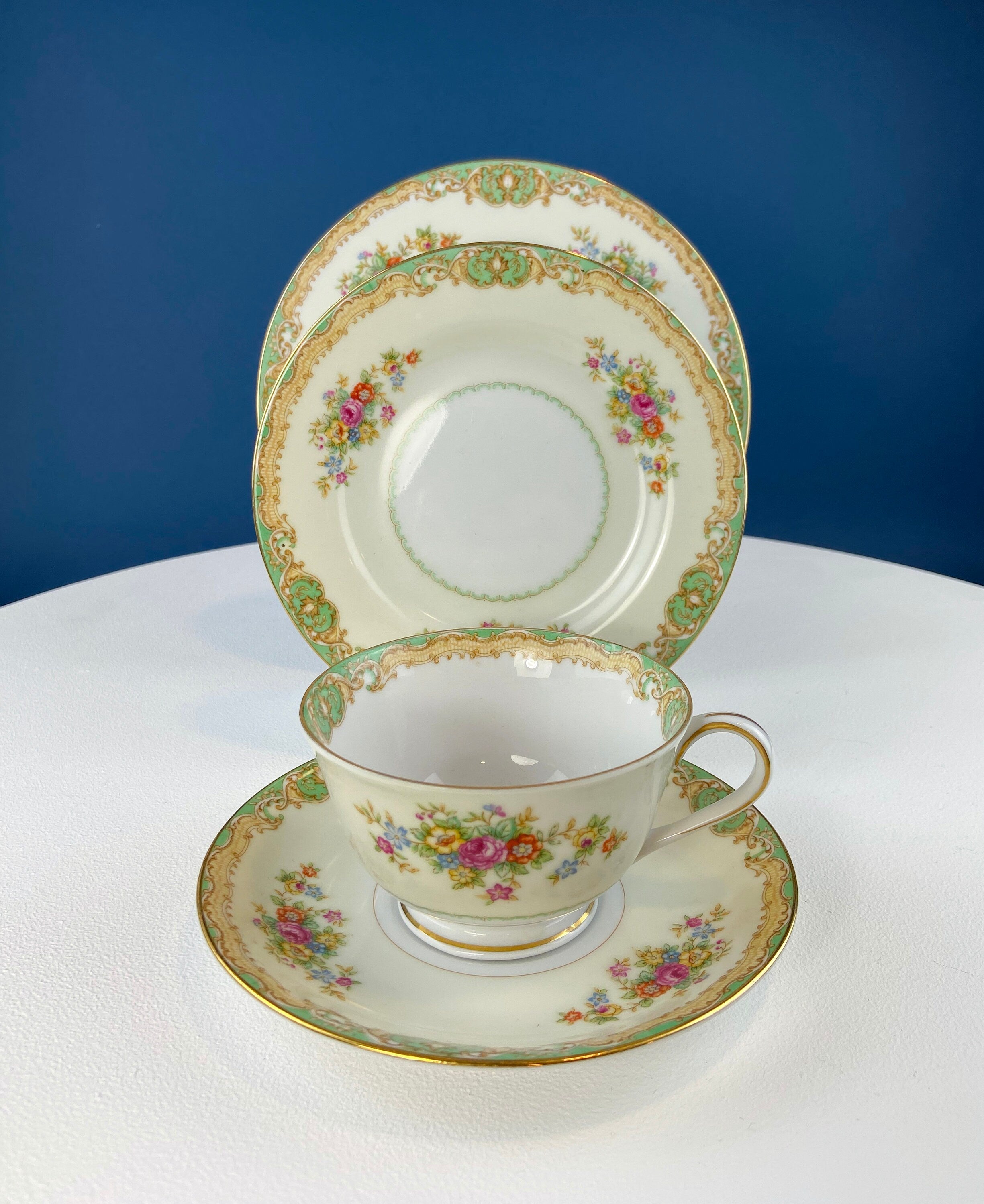 Mikado Fine China Geschirrset: Grünes florales Cottagecore-Geschirr