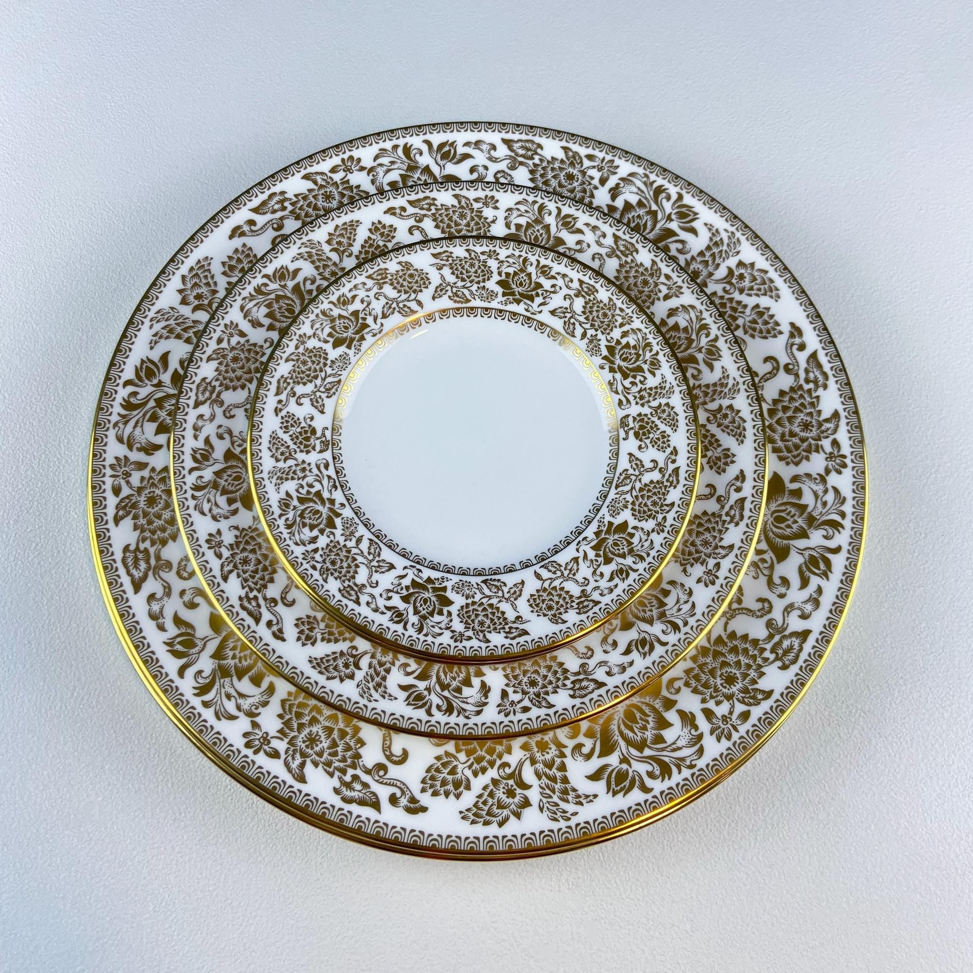 Vintage Wedgewood Gold Damast Teller. 6er-Set. 2 Speiseteller, 2 Salatteller und 2 Dessertteller. Esszimmertisch-Deko. Geschenk für Sie Ihn.