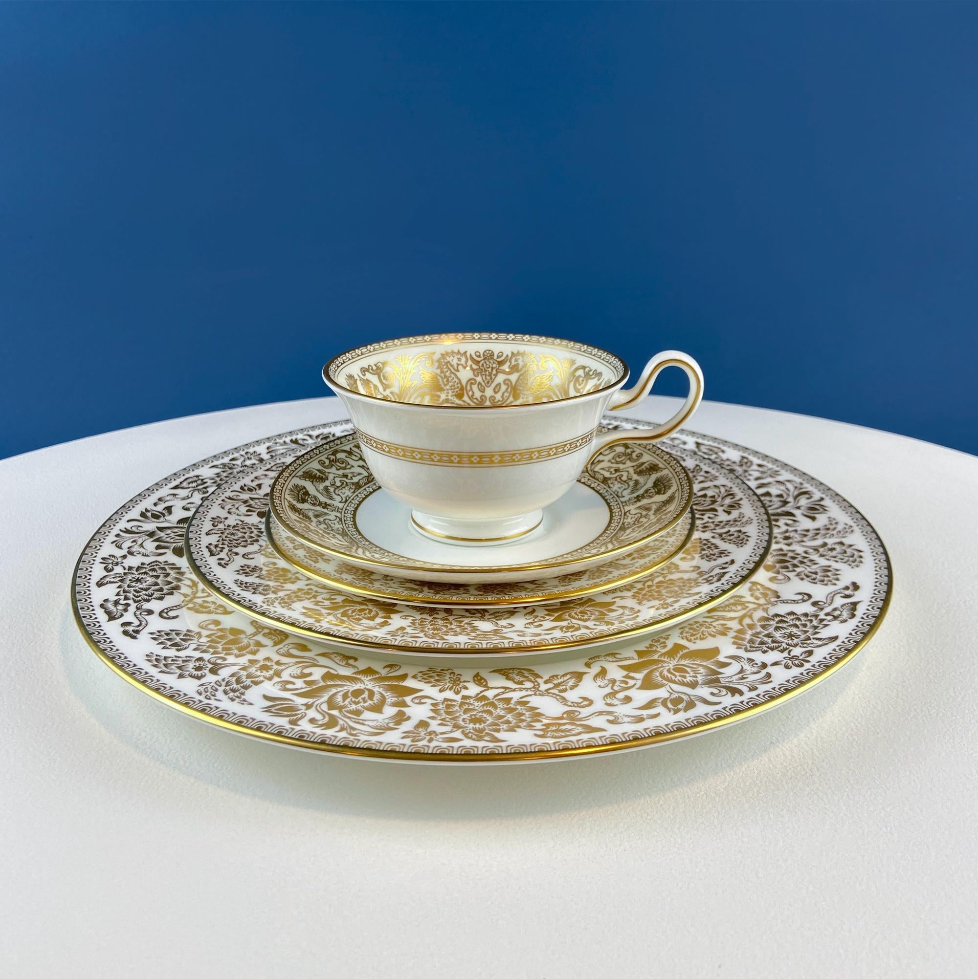 Vintage Wedgewood Gold Damast Teller. 6er-Set. 2 Speiseteller, 2 Salatteller und 2 Dessertteller. Esszimmertisch-Deko. Geschenk für Sie Ihn.