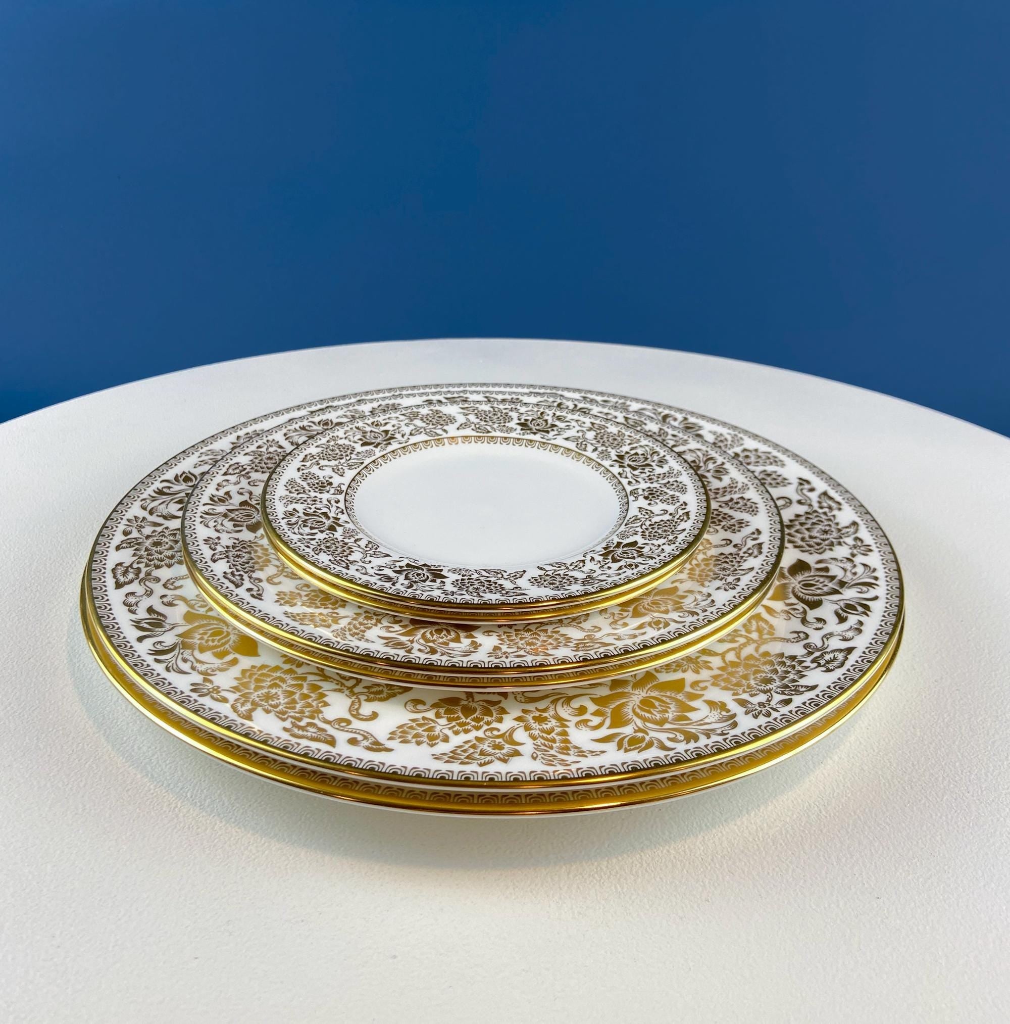 Vintage Wedgewood Gold Damast Teller. 6er-Set. 2 Speiseteller, 2 Salatteller und 2 Dessertteller. Esszimmertisch-Deko. Geschenk für Sie Ihn.