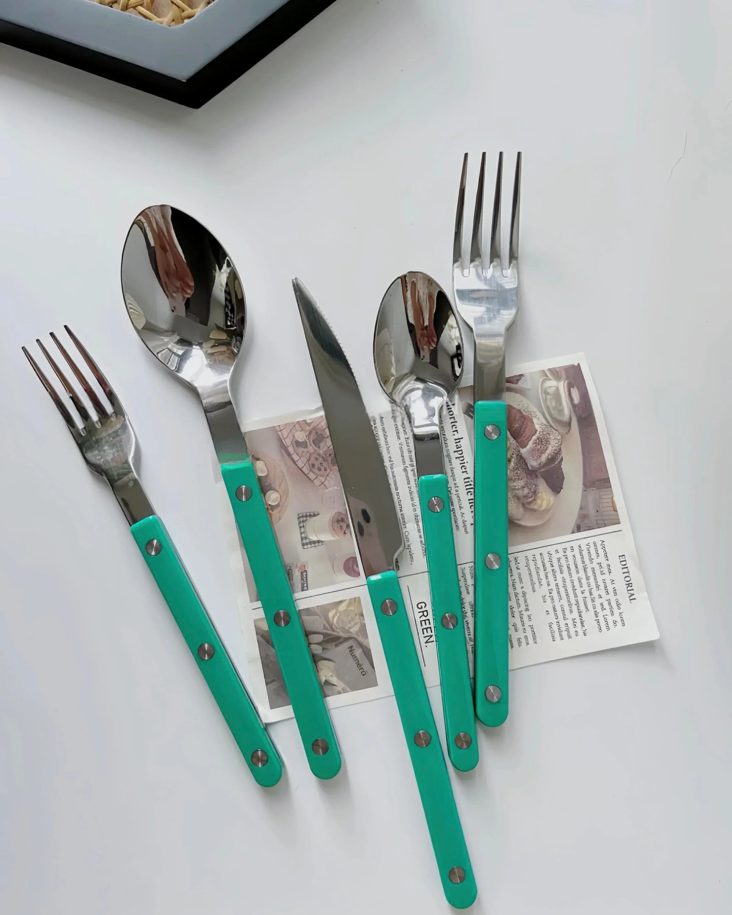 10-teiliges modernes französisches Besteckset mit Nieten – Essbesteck im Bistrot-Stil